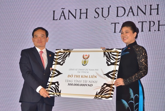 Lãnh sự danh dự Nam Phi tại TP. Hồ Chí Minh: Tặng 500 triệu đồng cho Quỹ Vì người nghèo tỉnh Tây Ninh
